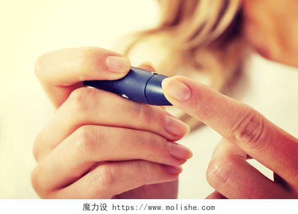 妇女用仪器检测血糖